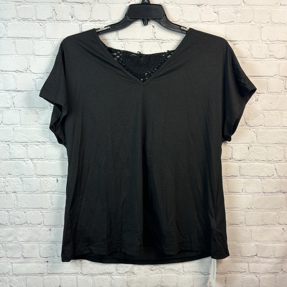BloomChic Black V Neck Crochet Back Top Size Medium - Picture 2 of 6